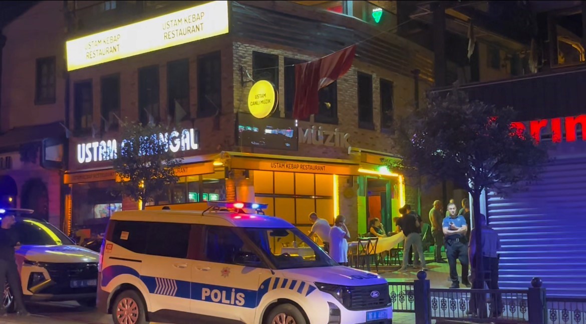POLİSİN YANINDA BİLE DURMADILAR… TARİHİ ARAPŞÜKRÜ SOKAĞI’NDA KAVGA KAMERADA