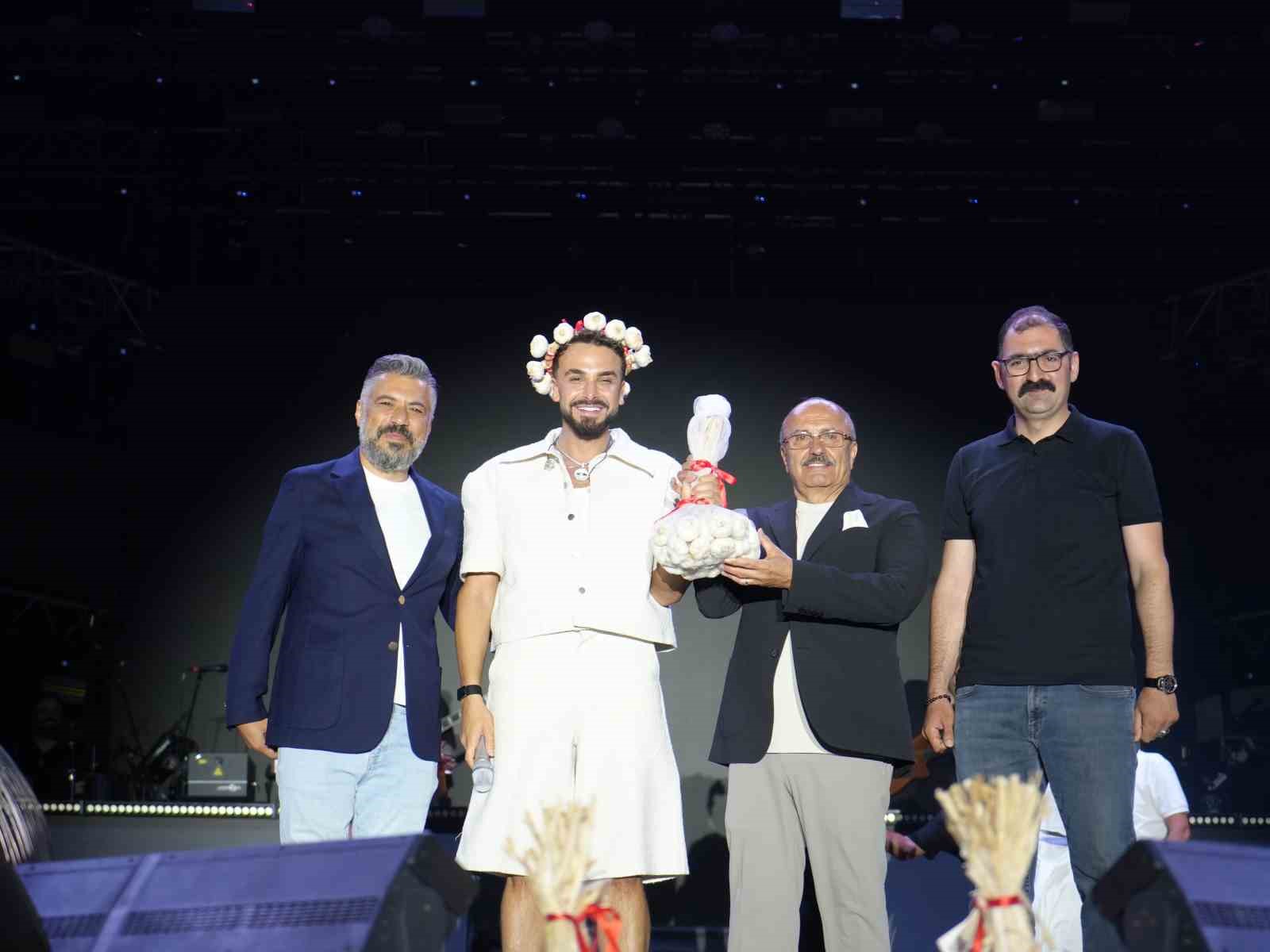 SARIMSAK FESTİVALİNDE SAHNE ALAN SEFO, BİNLERCE VATANDAŞA UNUTULMAZ BİR GECE YAŞATTI