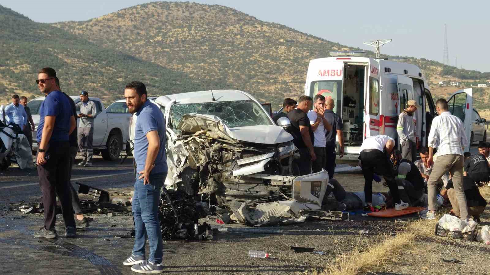 BATMAN’DA PİKAP İLE HAFİF TİCARİ ARAÇ ÇARPIŞTI: 7 YARALI