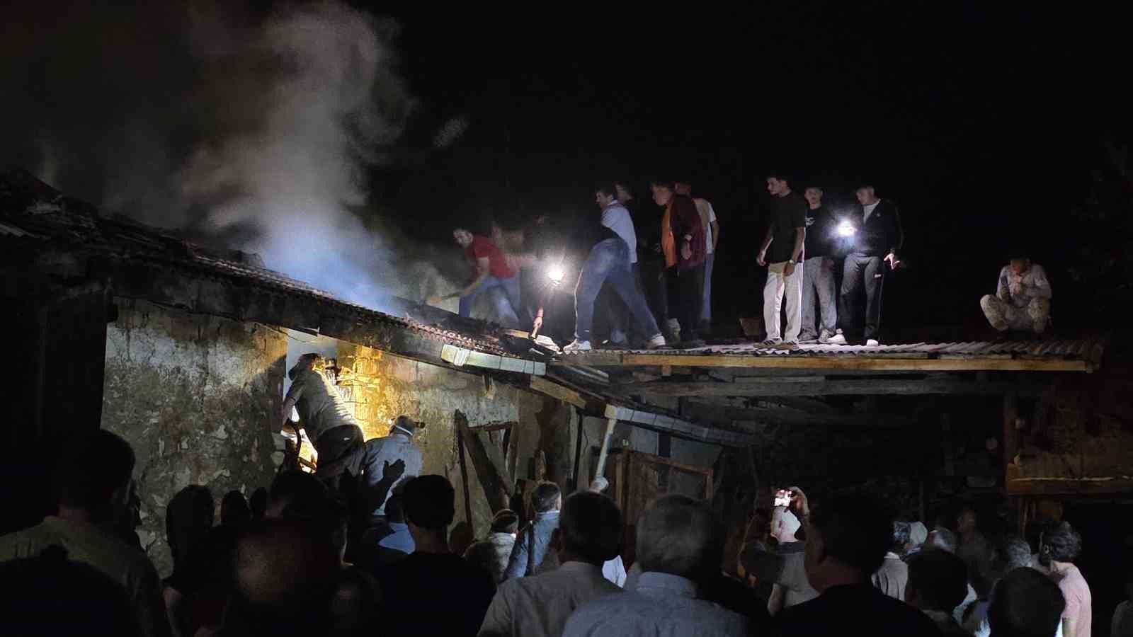 KÜTAHYA’DA SAMANLIKTA KORKUTAN YANGIN