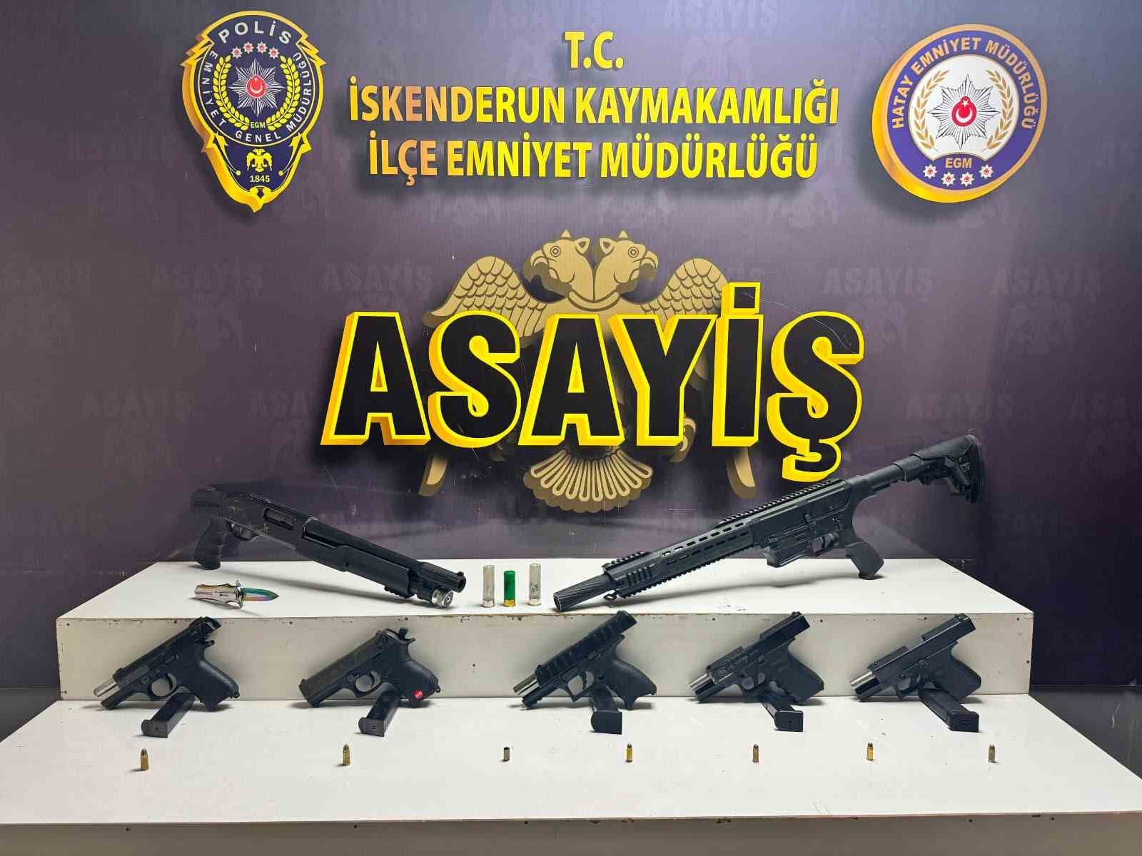 EV VE ARAÇ KURŞUNLAYAN ŞAHISLARIN EVLERİNDE YATAKLARIN ARASINDAN SİLAH ÇIKTI
