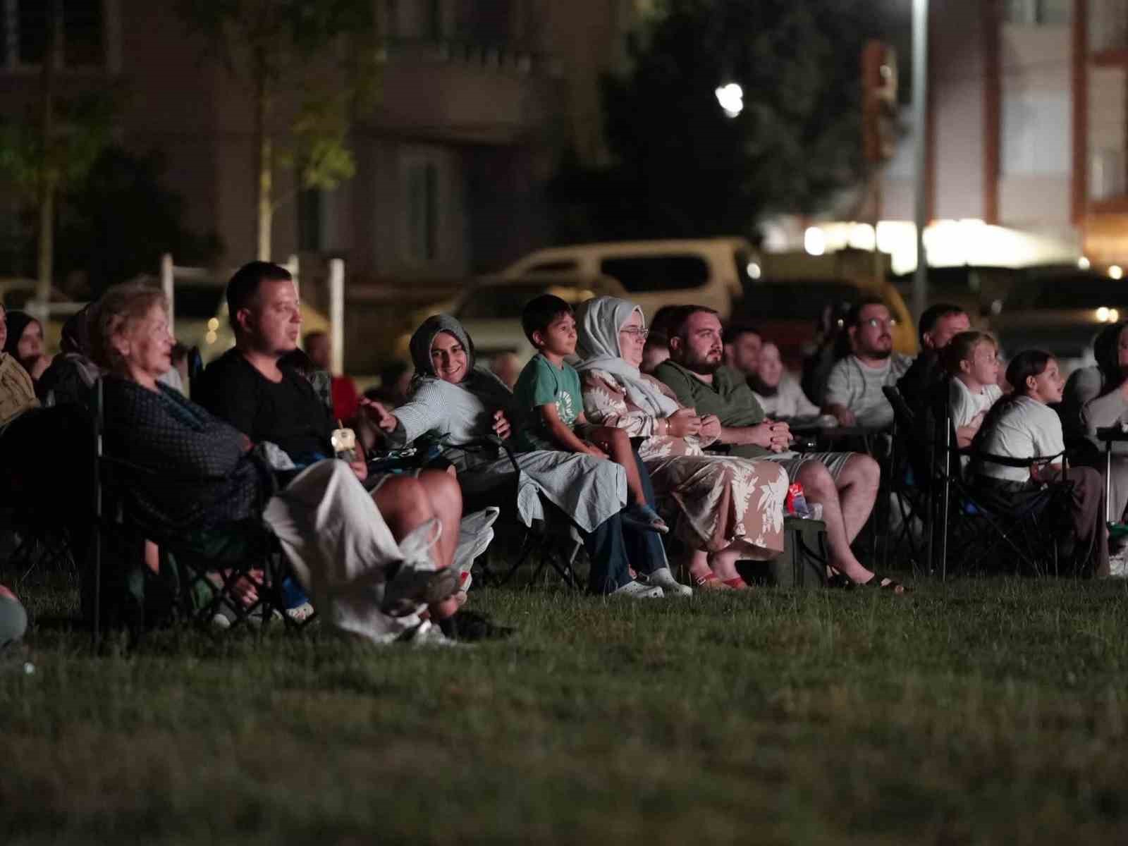 DÜZCE MERKEZ PARKTA SPOR VE AÇIK HAVA SİNEMASI BULUŞTU