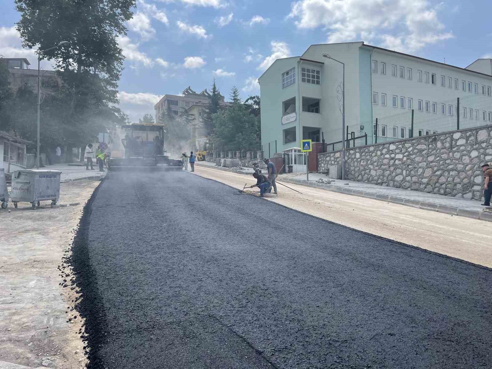 KAVAK’TA İLÇE MERKEZİNDE 1,6 KİLOMETRELİK ASFALT ÇALIŞMASI