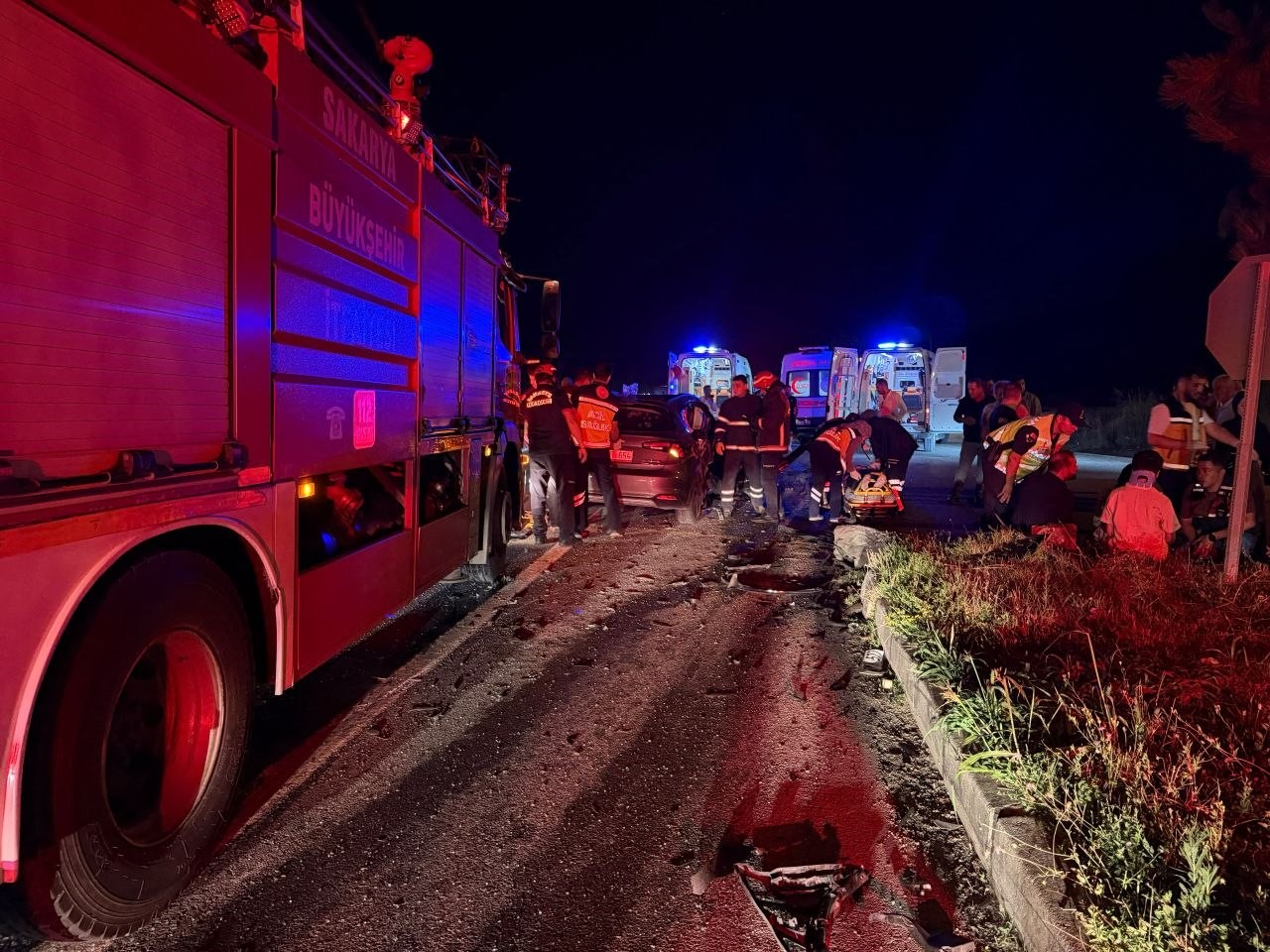 SAKARYA’DA İKİ OTOMOBİLİN ÇARPIŞTIĞI KAZADA 5 KİŞİ YARALANDI