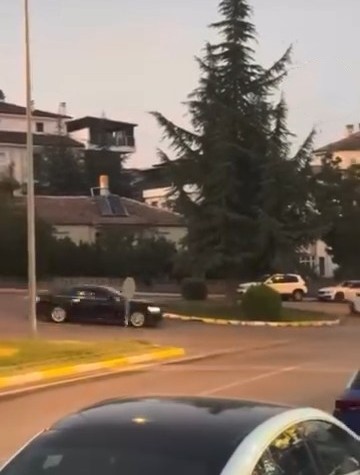 ELAZIĞ’DA YİNE AYNI SÜRÜCÜ, OTOMOBİLİYLE DRİFT YAPTI: O ANLAR KAMERAYA YANSIDI