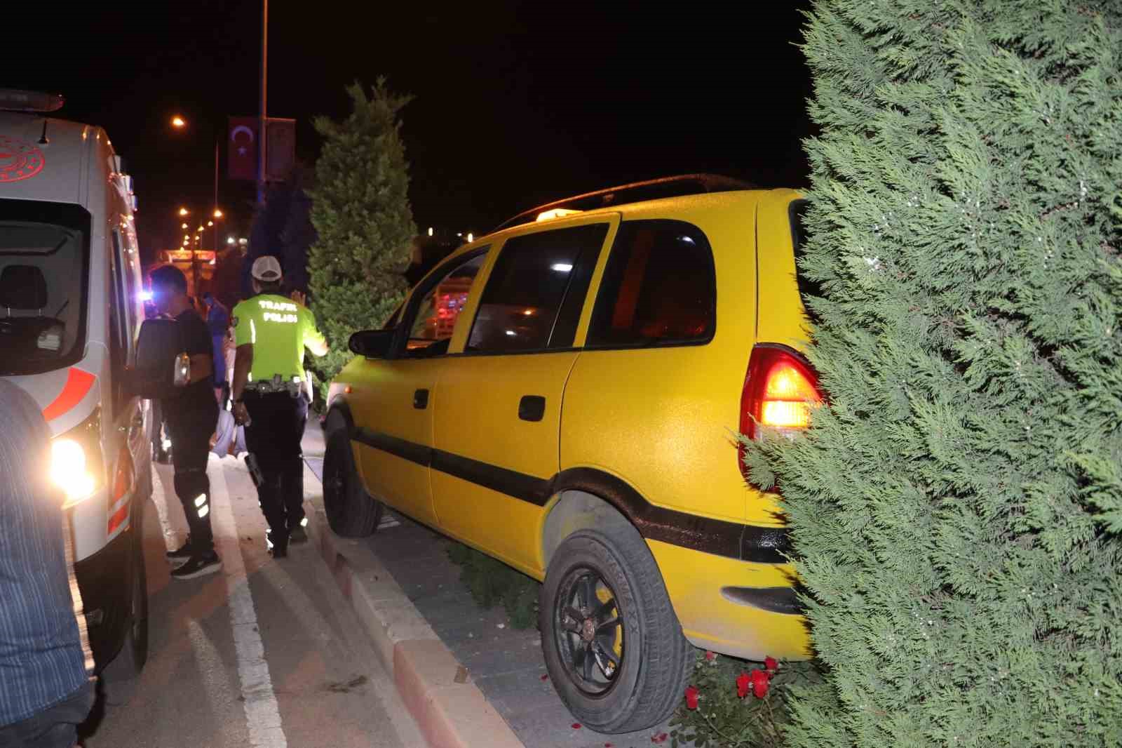 KARAMAN’DA KONTROLDEN ÇIKAN TİCARİ TAKSİ REFÜJE ÇIKTI: 2 YARALI