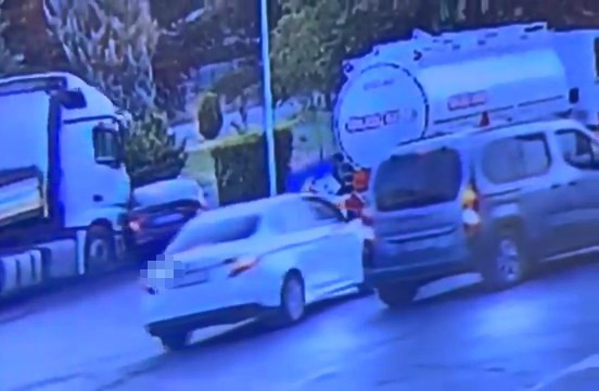 ELAZIĞ’DA TIRIN ÇARPTIĞI OTOMOBİL SÜRÜKLENDİ: O ANLAR KAMERAYA YANSIDI