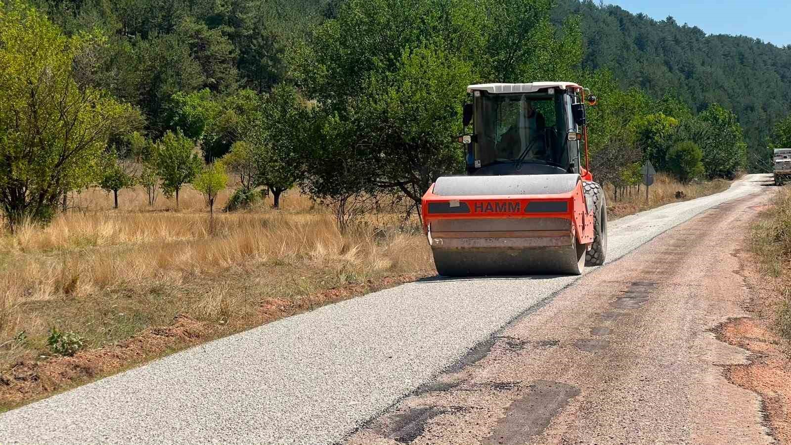 KESTEL’DE YOLLAR YENİLENİP GENİŞLETİLİYOR