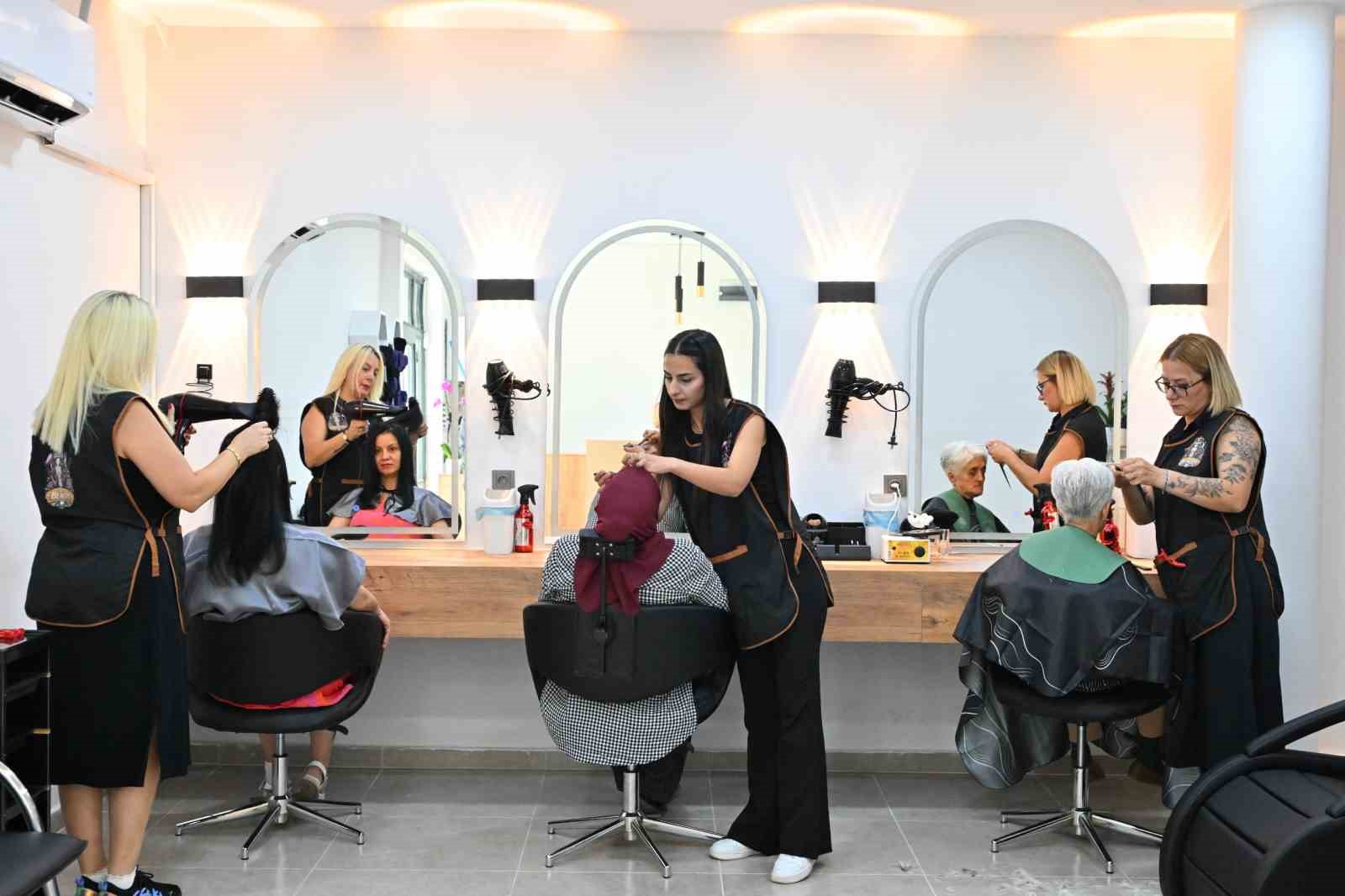 MANİSA EMEKLİ KAFE’DE KUAFÖR VE BERBER HİZMETİ BAŞLADI