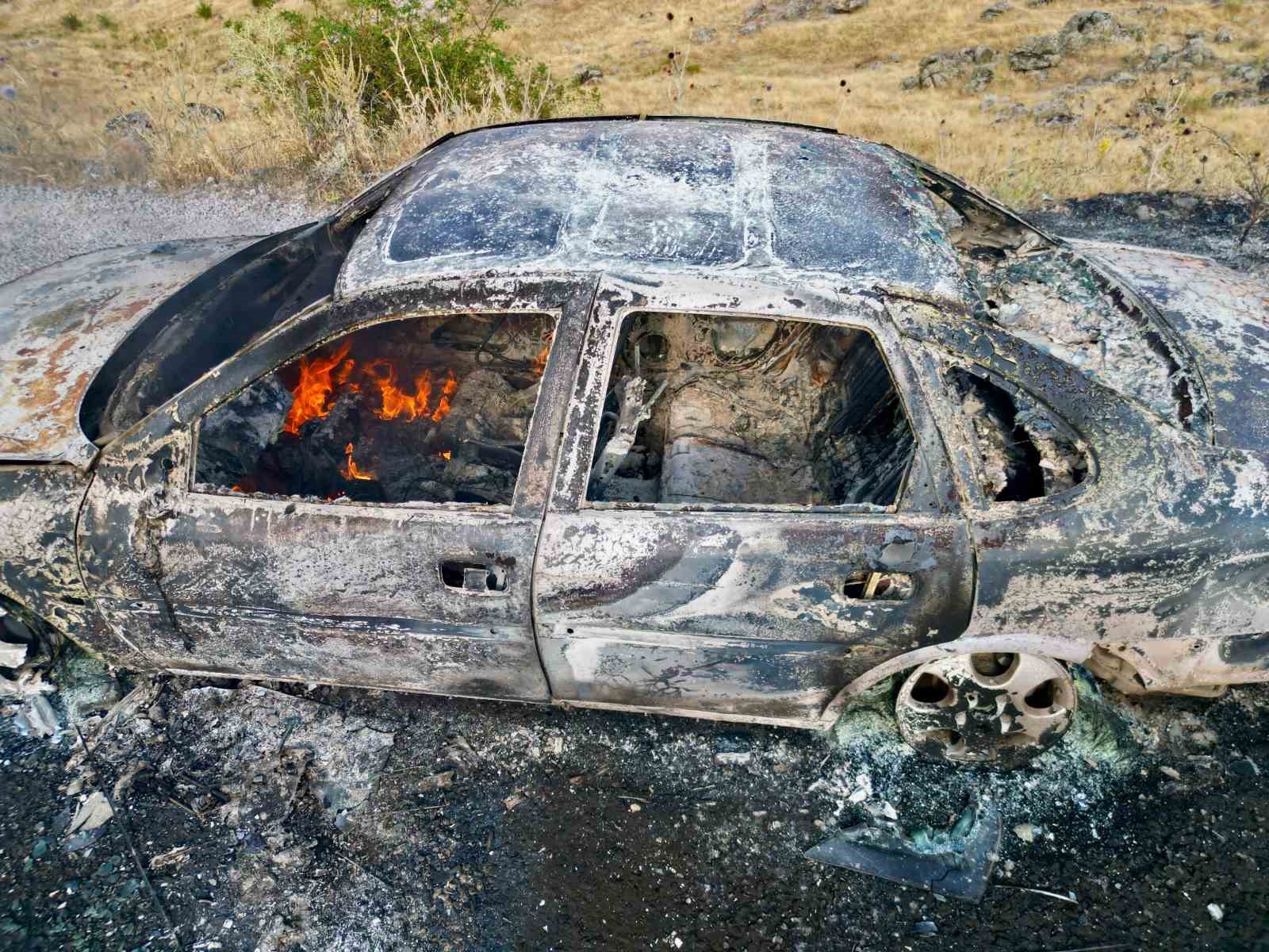YANAN ARAÇTAN ÇIKARAK SON ANDA KURTULDULAR