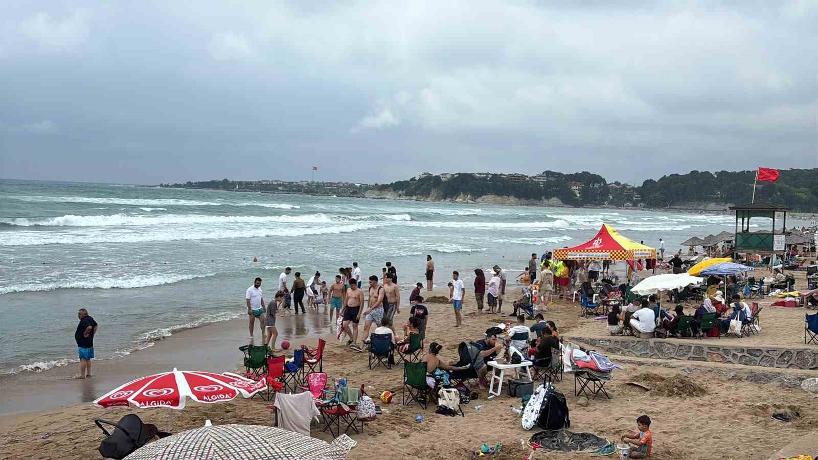 ABLASINI KURTARMAK İÇİN DENİZE GİREN 19 YAŞINDAKİ GENÇ HAYATINI KAYBETTİ