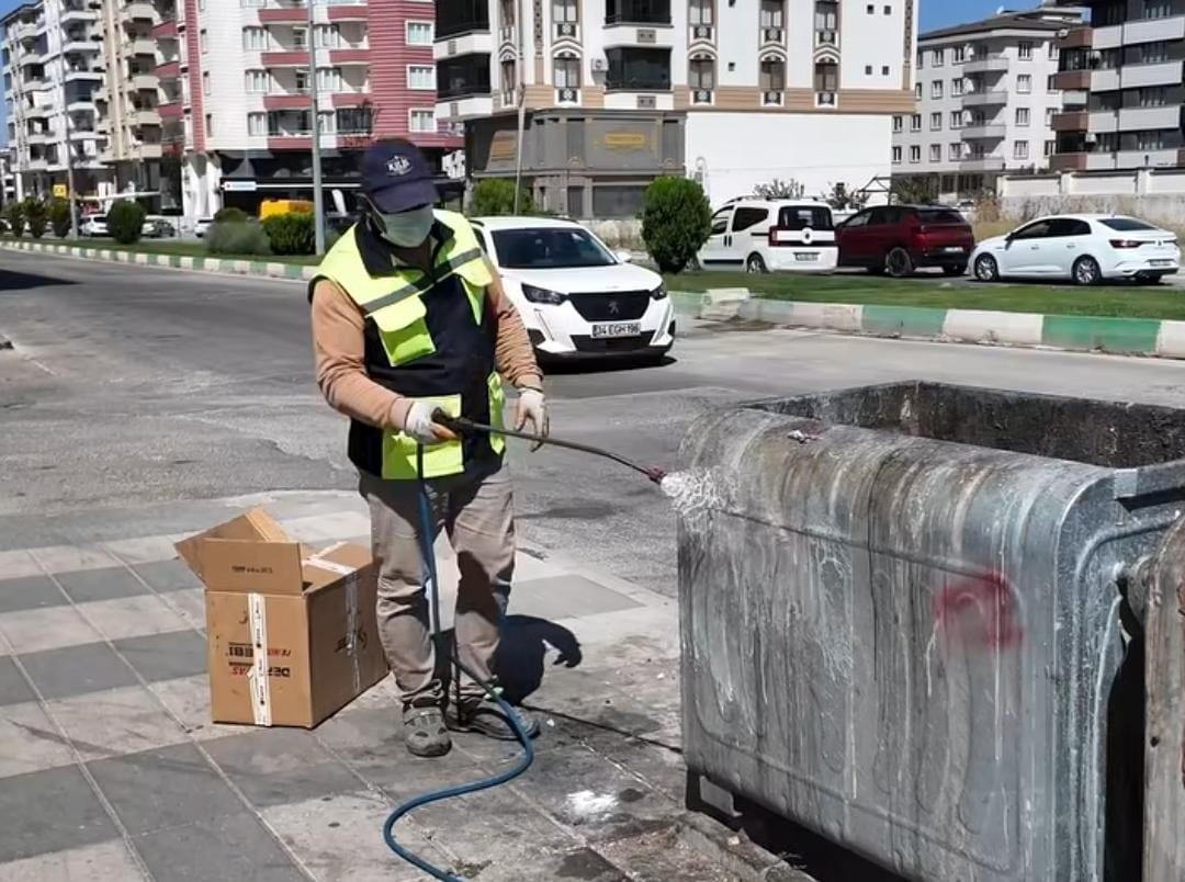 KİLİS’TE ÇÖP KONTEYNERLERİ YENİLENEREK YENİDEN HİZMETE KAZANDIRILIYOR