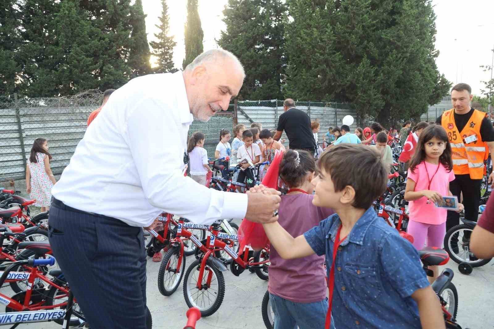 CANİK’TE CAMİYE GİDEN ÇOCUKLAR HEDİYELERİNE KAVUŞUYOR