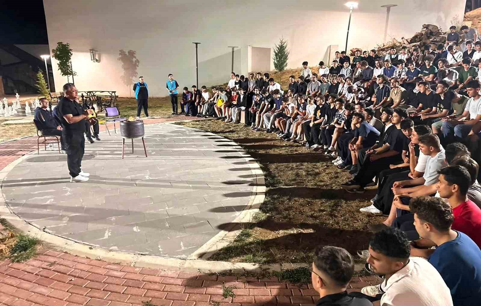 REKTÖR KIZILTOPRAK, MURAT DAĞI’NDA GENÇLERLE KAMP ATEŞİ BAŞINDA BULUŞTU