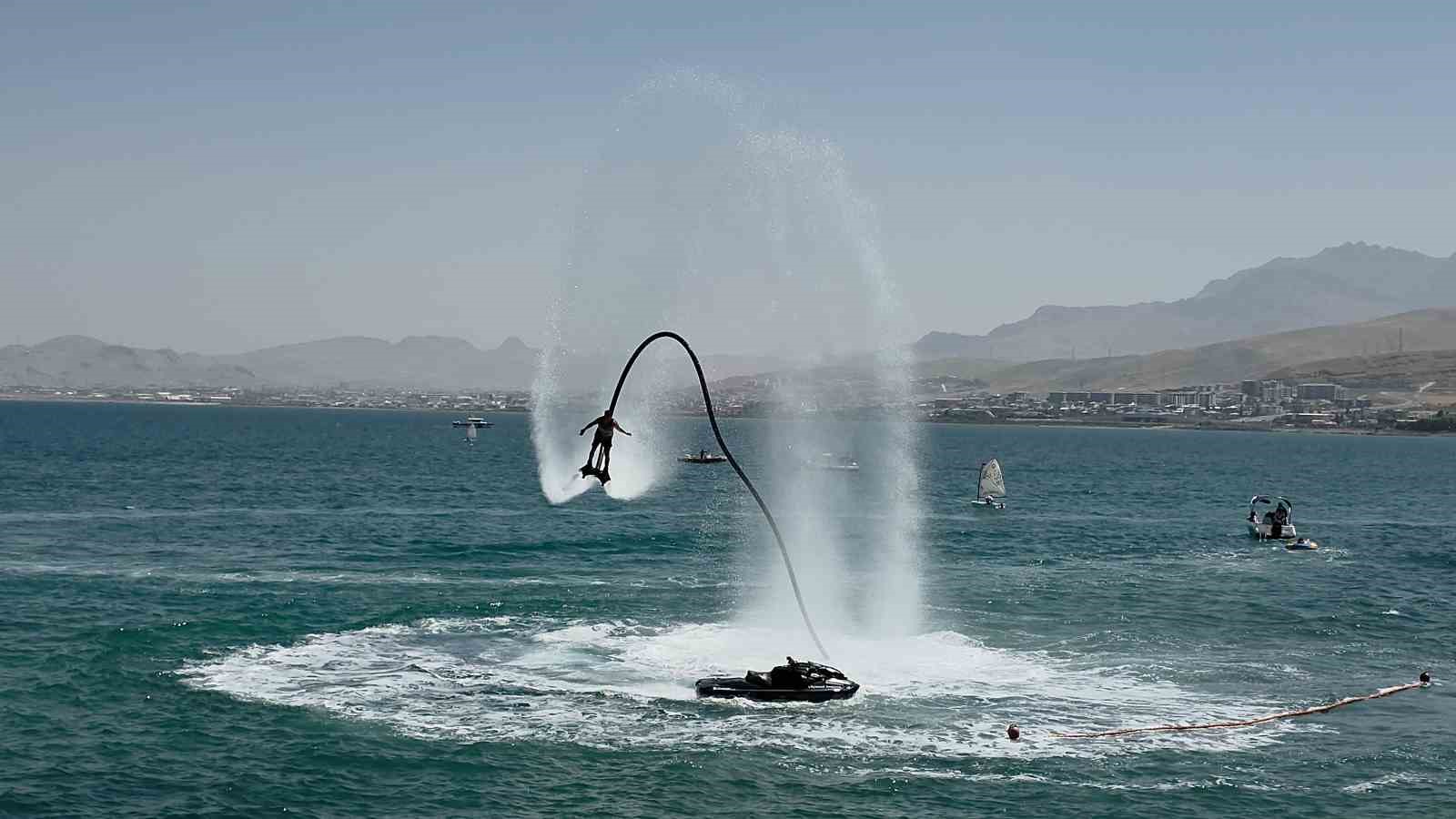 VAN GÖLÜ’NDE TÜRK BAYRAĞIYLA NEFES KESEN FLYBOARD GÖSTERİSİ