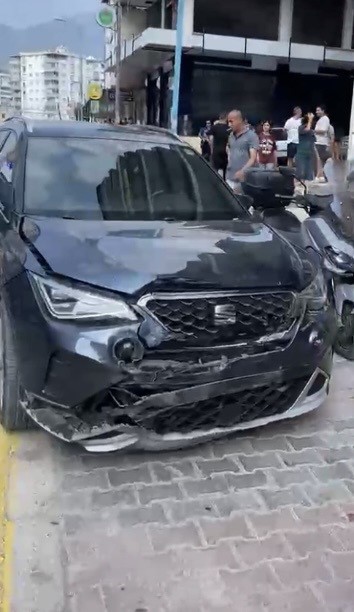 OSMANİYE’DE İKİ OTOMOBİL ÇARPIŞTI: 2 YARALI
