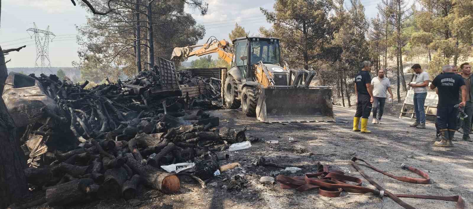MERSİN’DE KAZA SONRASI ARAÇLAR ALEV ALDI, YANGIN ORMANA SIÇRADI: 1 ÖLÜ, 2 YARALI