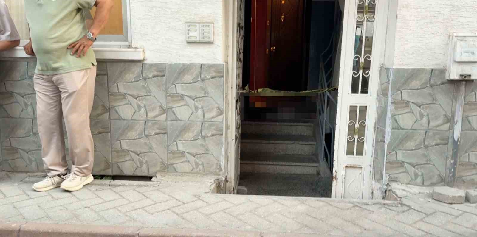 SOKAKTA DÜŞEN YAŞLI ADAM EVİNİN KAPISINDA HAYATINI KAYBETTİ