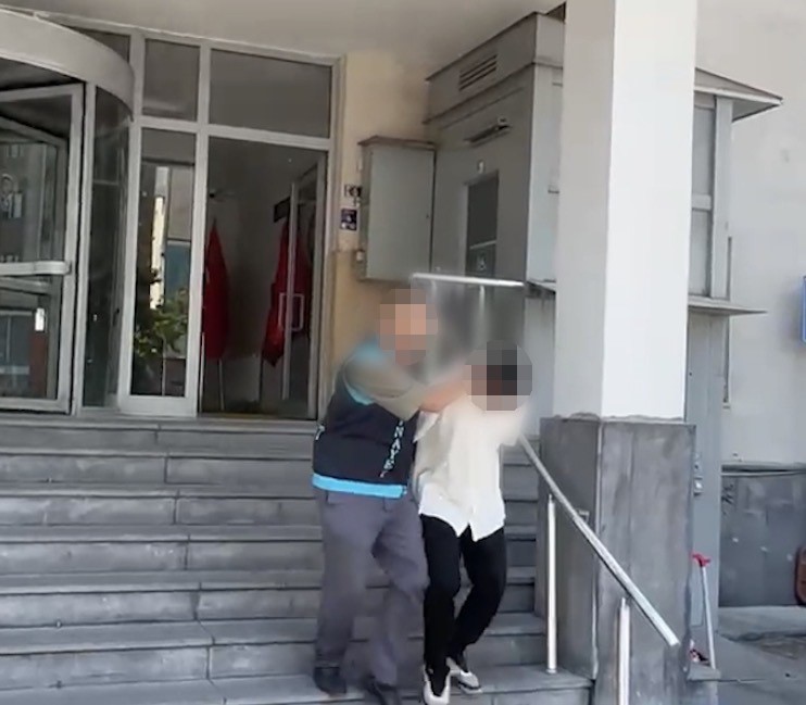 BIÇAKLADIKTAN SONRA CEP TELEFONUNU GASBETMİŞLER: 2 GÖZALTI