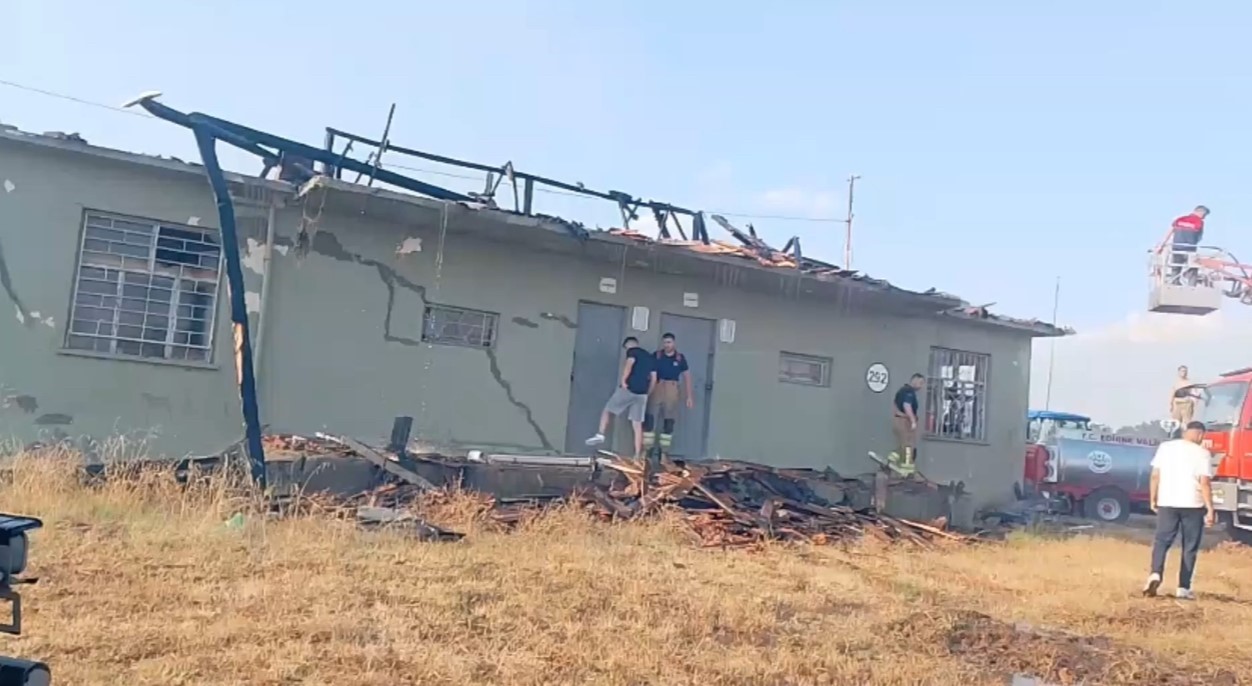 EDİRNE’DE ANIZ YANGINI ORMANA SIÇRADI: 4 HELİKOPTER VE 10 ARAZÖZ SEFERBER OLDU