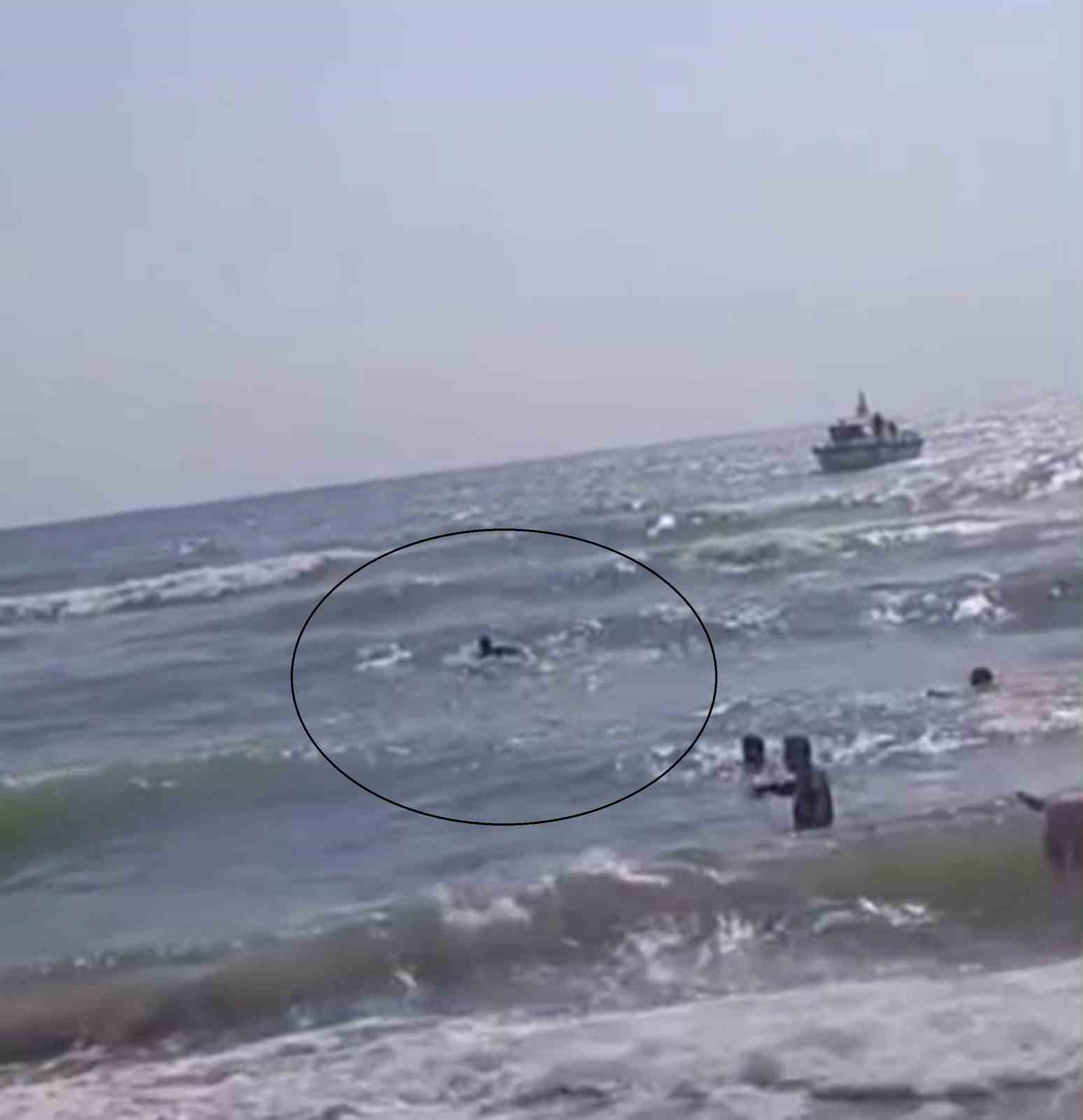 DENİZDE CAN PAZARI: DALGALARA KAPILAN 2 KİŞİ KURTARILDI, 14 YAŞINDAKİ ÇOCUK BOĞULDU