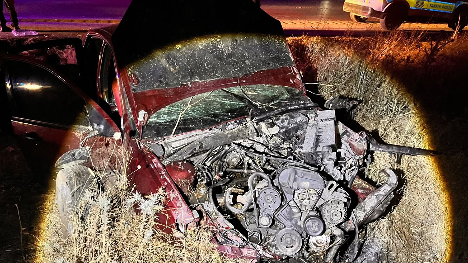 KONTROLDEN ÇIKAN OTOMOBİL YOL KENARINA SAVRULDU: 2’Sİ AĞIR, 3 YARALI