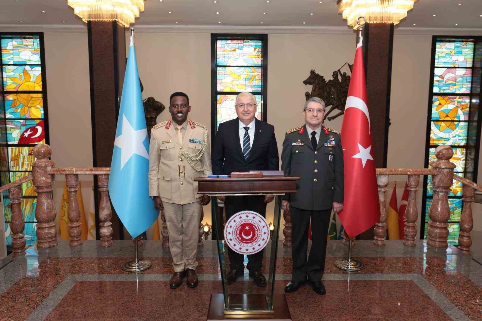 BAKAN GÜLER, SOMALİ GENELKURMAY BAŞKANI MOHAMUD İLE GÖRÜŞTÜ