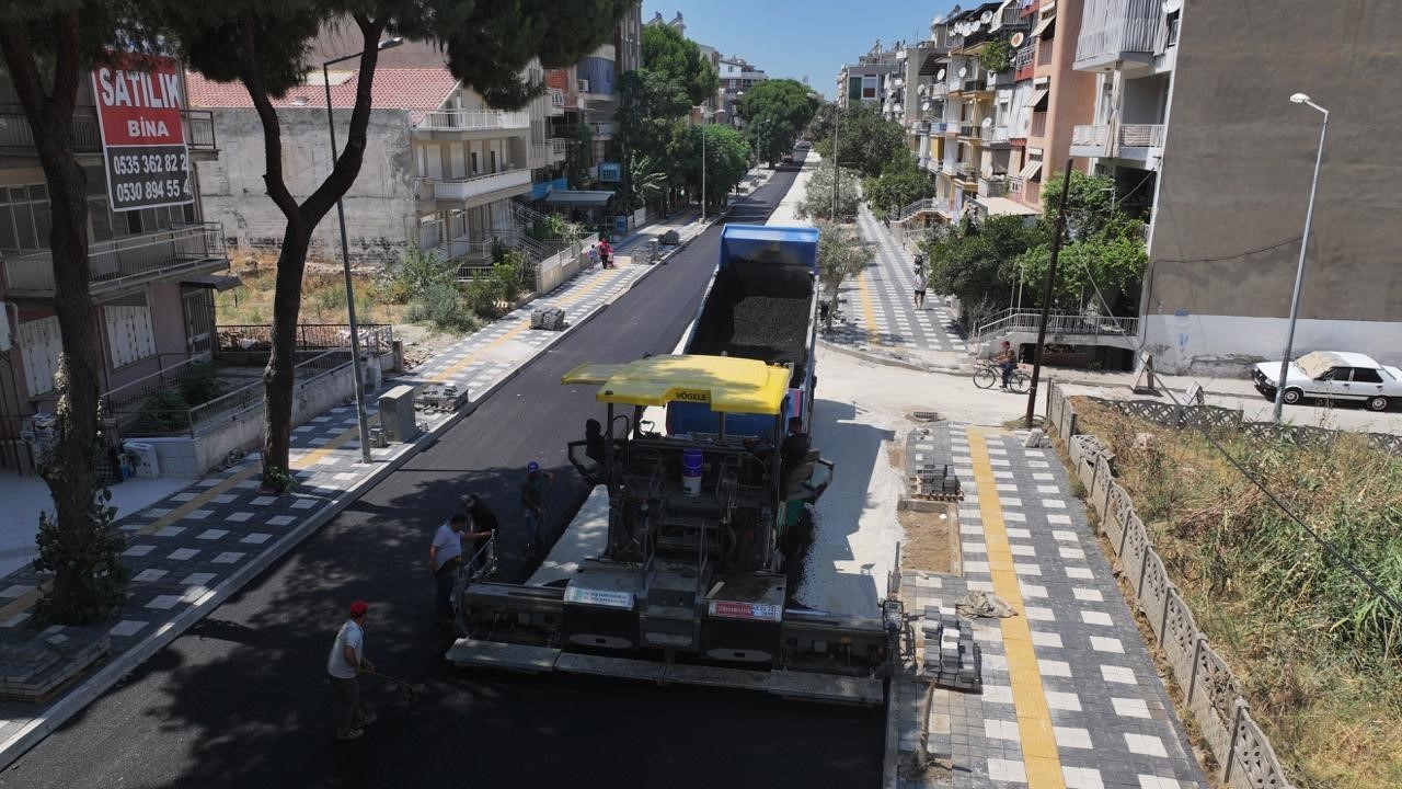 MANİSA BÜYÜKŞEHİR BELEDİYESİ, SALİHLİ’DE 4 CADDEYİ SICAK ASFALTLA YENİLİYOR