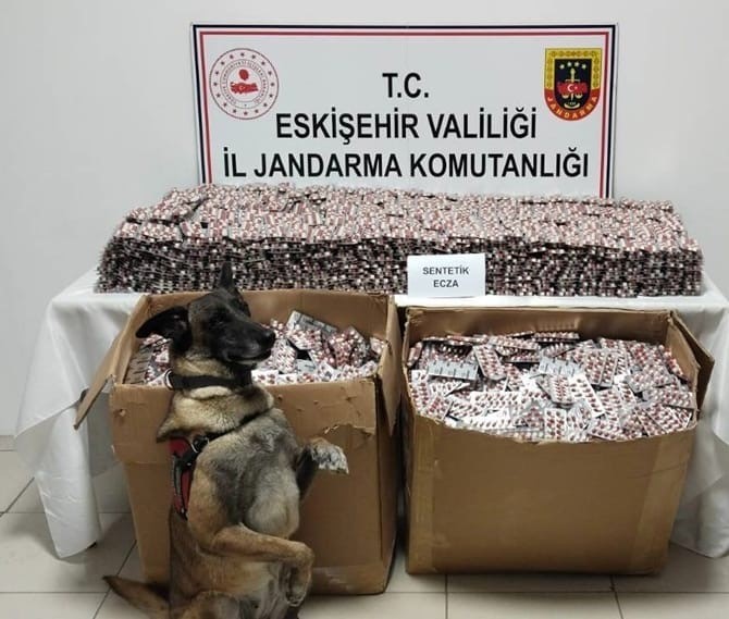 JANDARMA 84 BİN ADET SENTETİK ECZA HAPI ELE GEÇİRDİ, 3 KİŞİ TUTUKLANDI