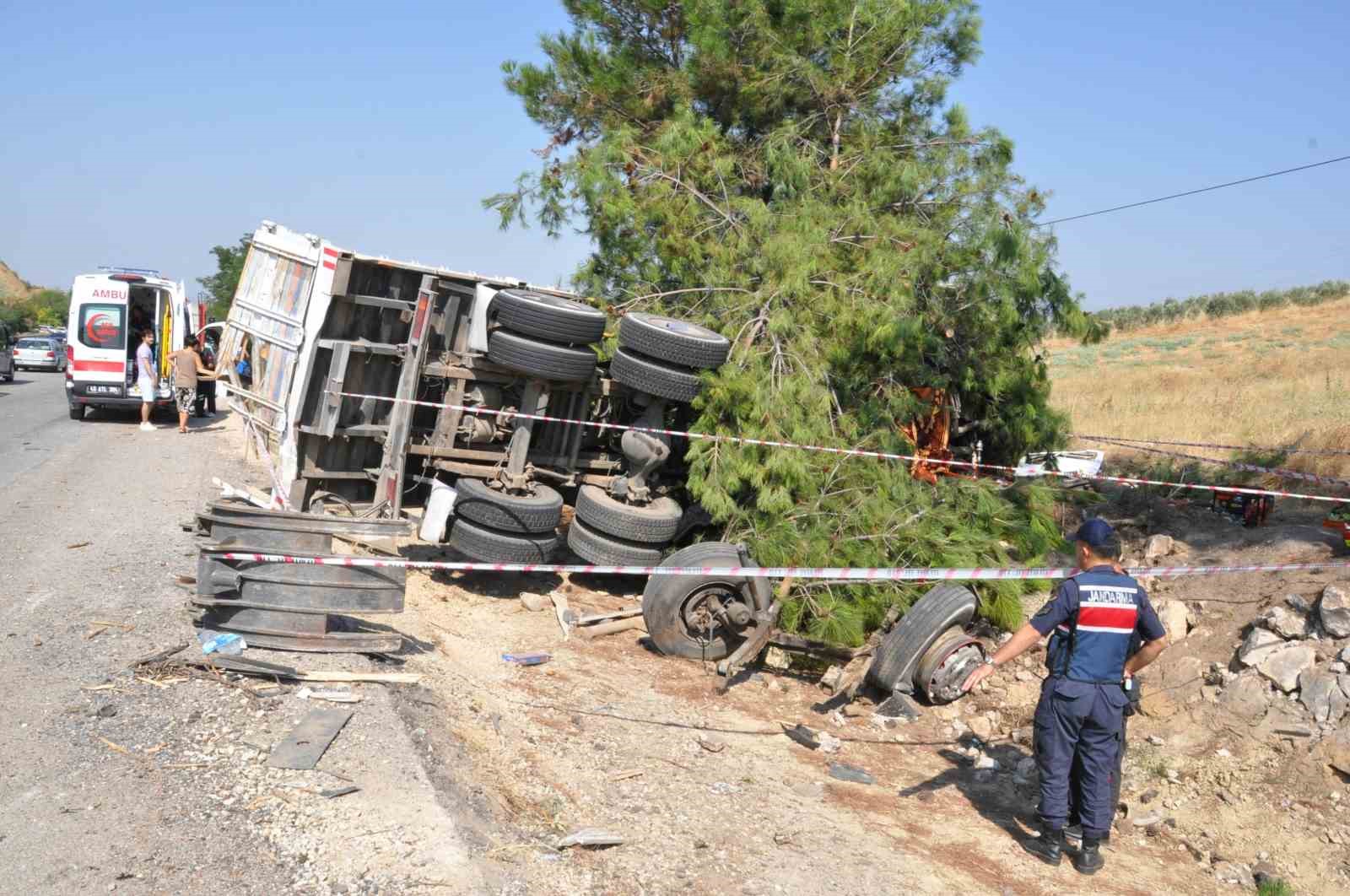 MANİSA’DA YOLCU OTOBÜSÜ KAMYONA ÇARPTI: 1 ÖLÜ, 7 YARALI