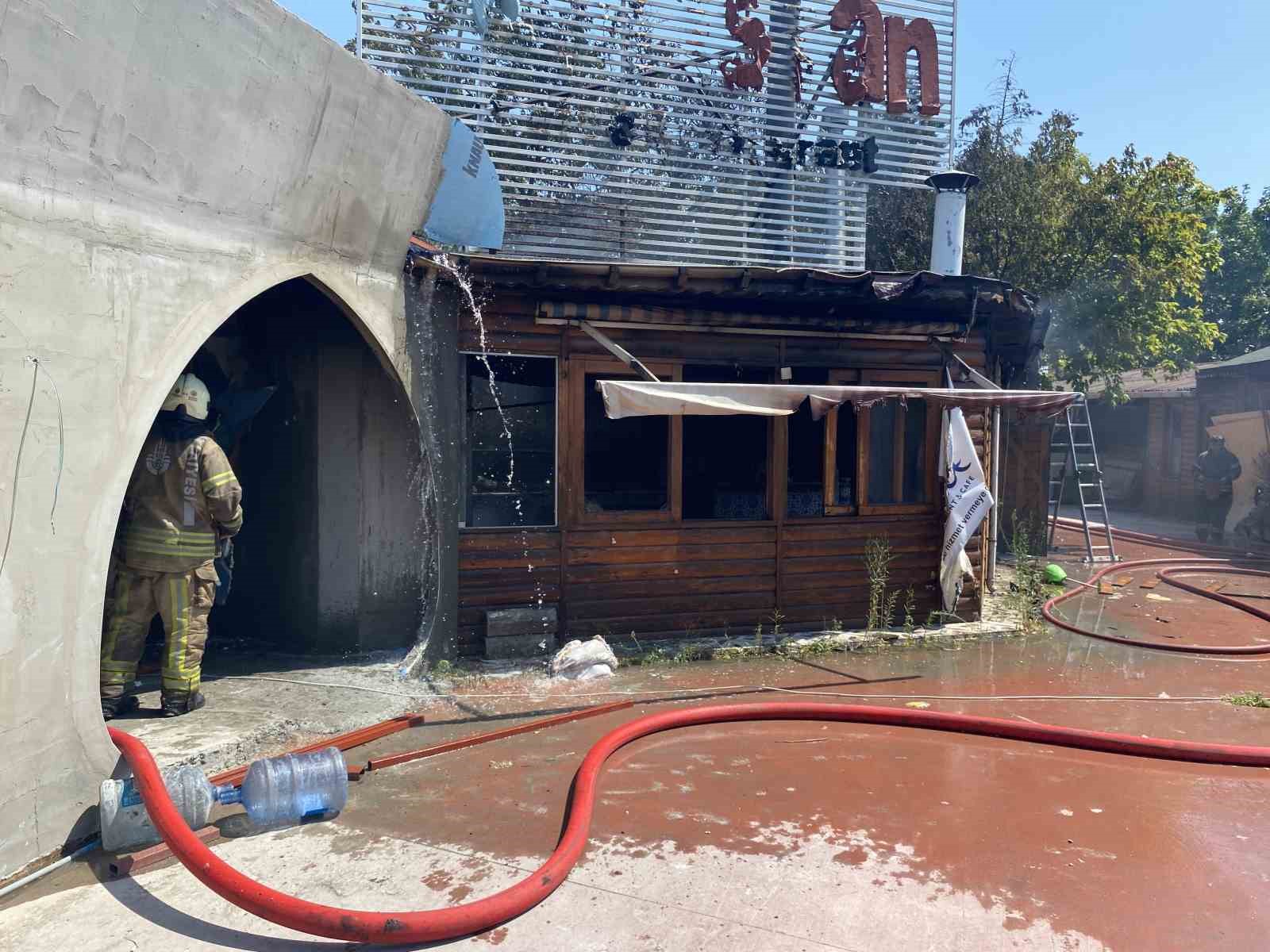 BAKIRKÖY’DE TADİLATTAKİ KAFEDEN ALEVLER YÜKSELDİ