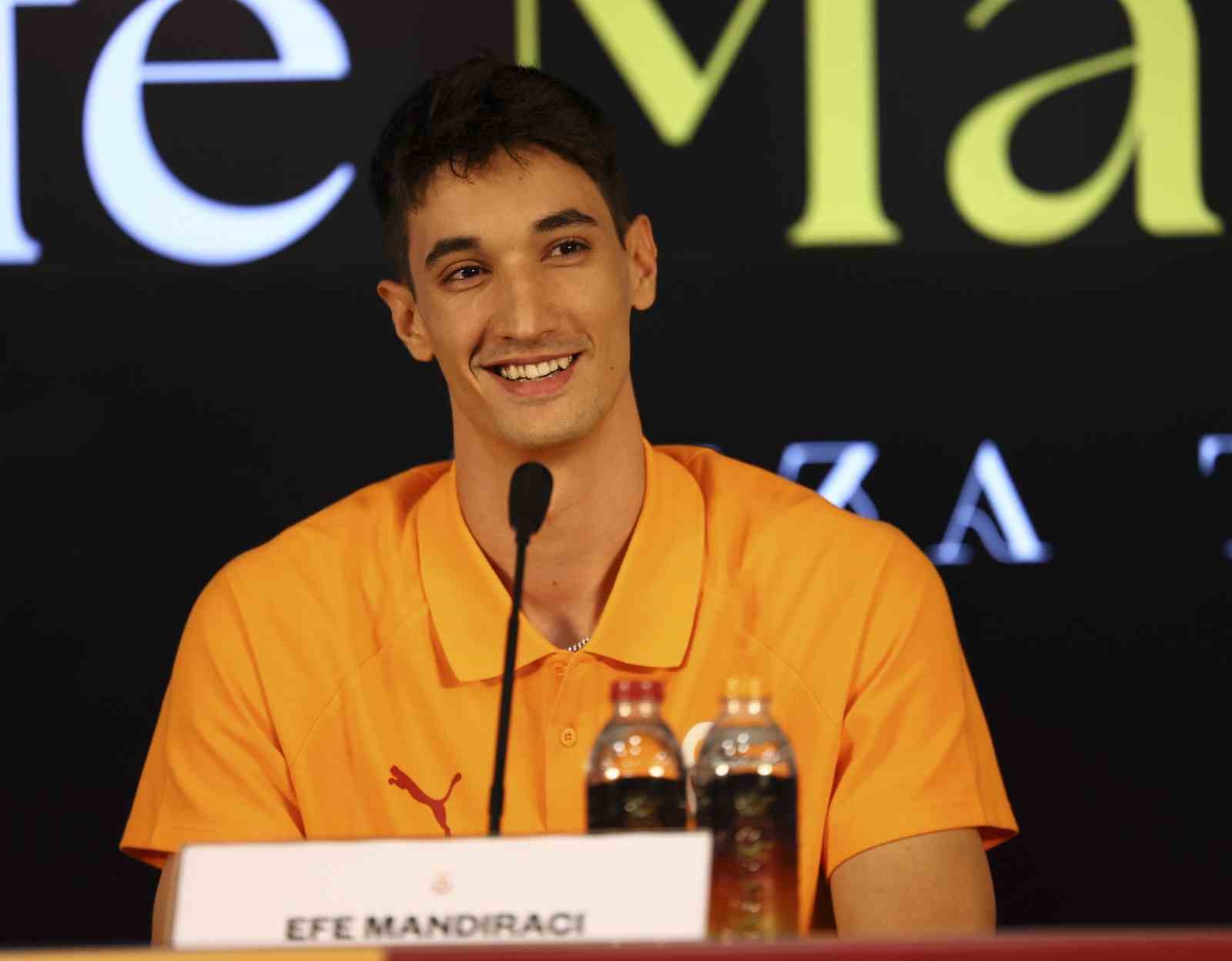 GALATASARAY, YENİ TRANSFERİ EFE MANDIRACI İÇİN İMZA TÖRENİ DÜZENLEDİ