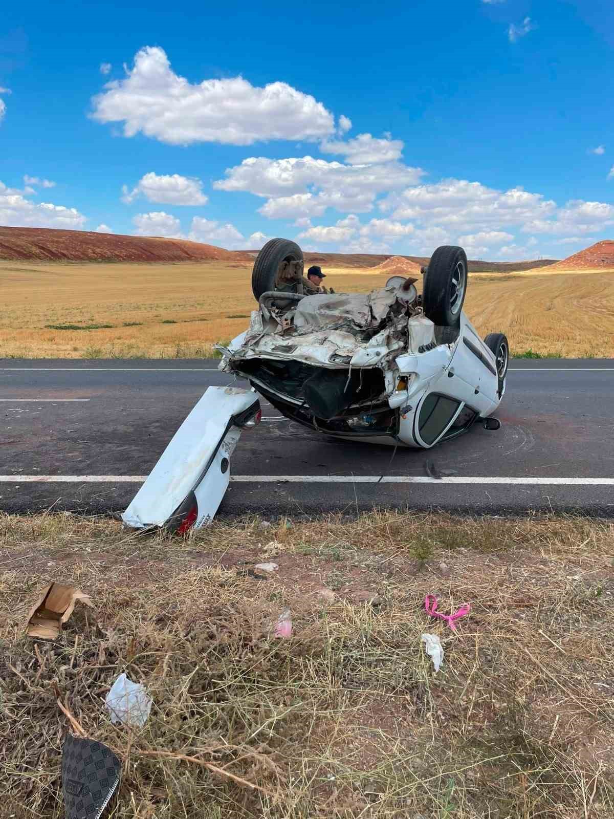 OTOMOBİL VE MİNİBÜS ÇARPIŞTI, 5 KİŞİ YARALANDI