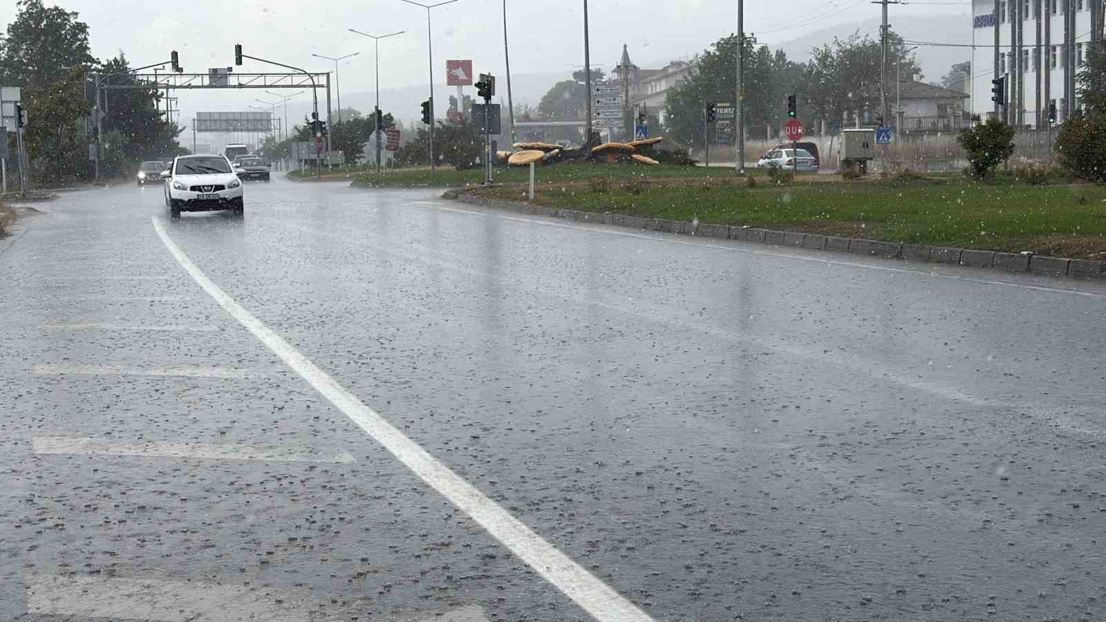 BOLU’DA SERİNLETEN YAĞIŞ