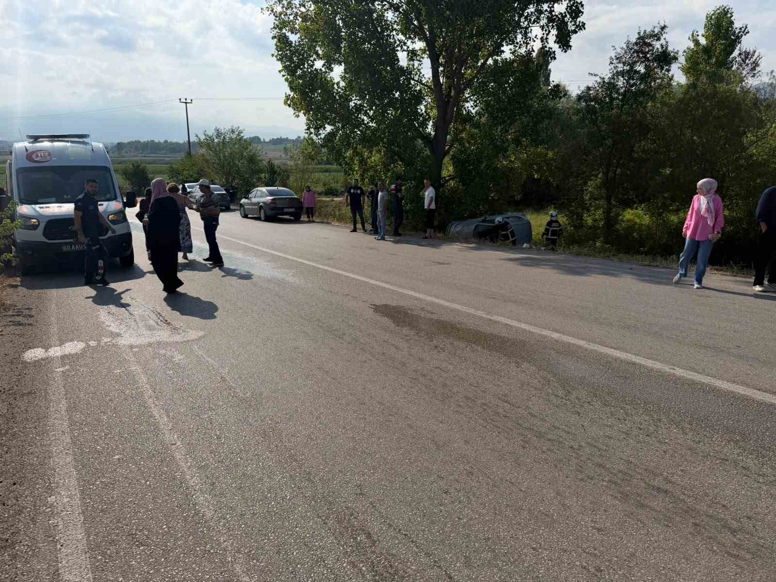 YOLDAN ÇIKAN OTOMOBİL AĞAÇLIK ALANDA YAN YATTI