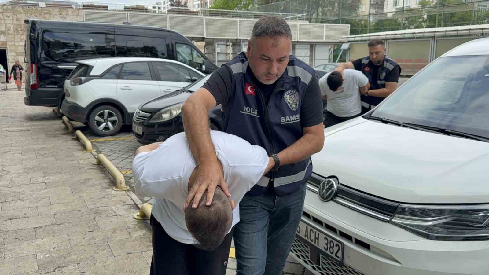 TRAFİKTE YOL VERME TARTIŞMASINDA DEHŞET SAÇAN 2 ŞÜPHELİ TUTUKLANDI