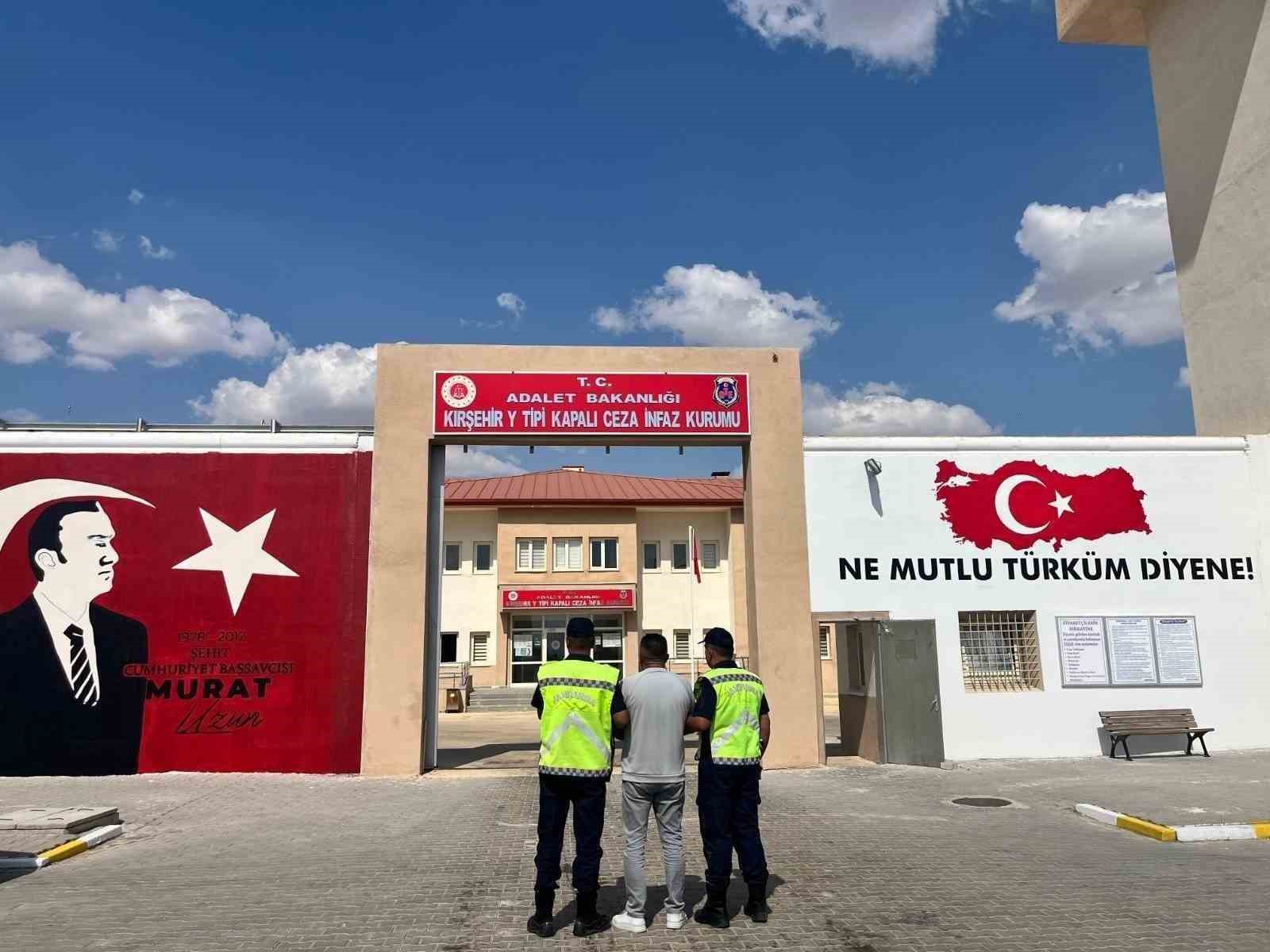 3 YIL KESİNLEŞMİŞ CEZASI OLAN ŞAHIS JANDARMADAN KAÇAMADI
