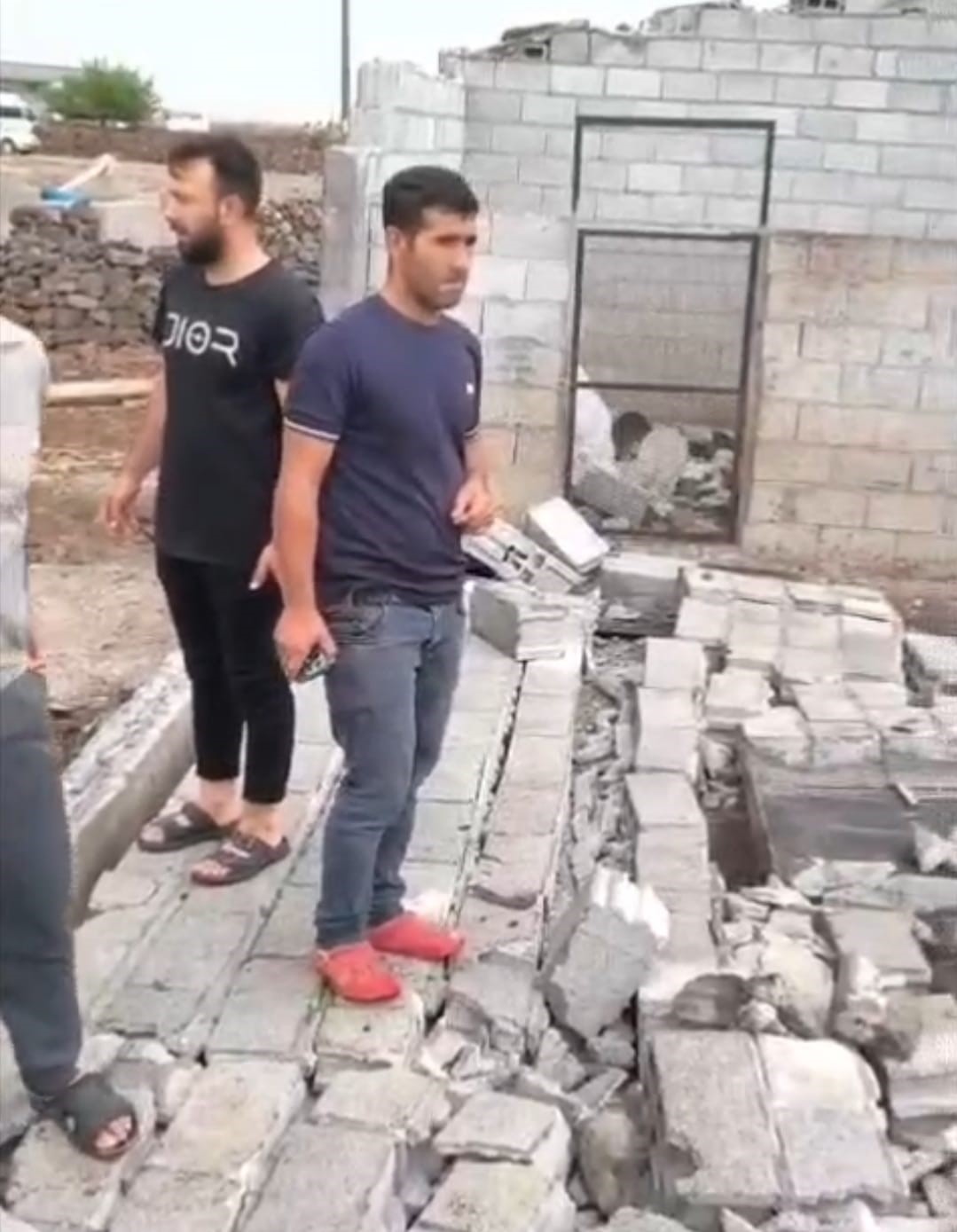DİYARBAKIR’DA ŞİDDETLİ RÜZGARDA DUVAR YIKILDI, AHIR ÇATISI ÇÖKTÜ