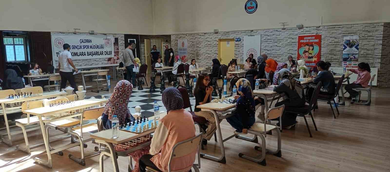 ÇALDIRAN’DA YAZ KUR’AN KURSU ÖĞRENCİLERİ SATRANÇ TURNUVASINDA BULUŞTU