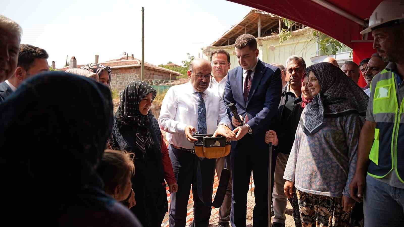 SINDIRGI’DA DEPREM KONUTLARI HAK SAHİPLERİNE TESLİM EDİLDİ