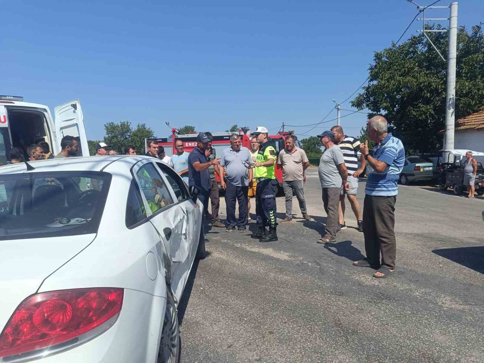 EDİRNE’DE İKİ OTOMOBİL ÇARPIŞTI: 3 YARALI