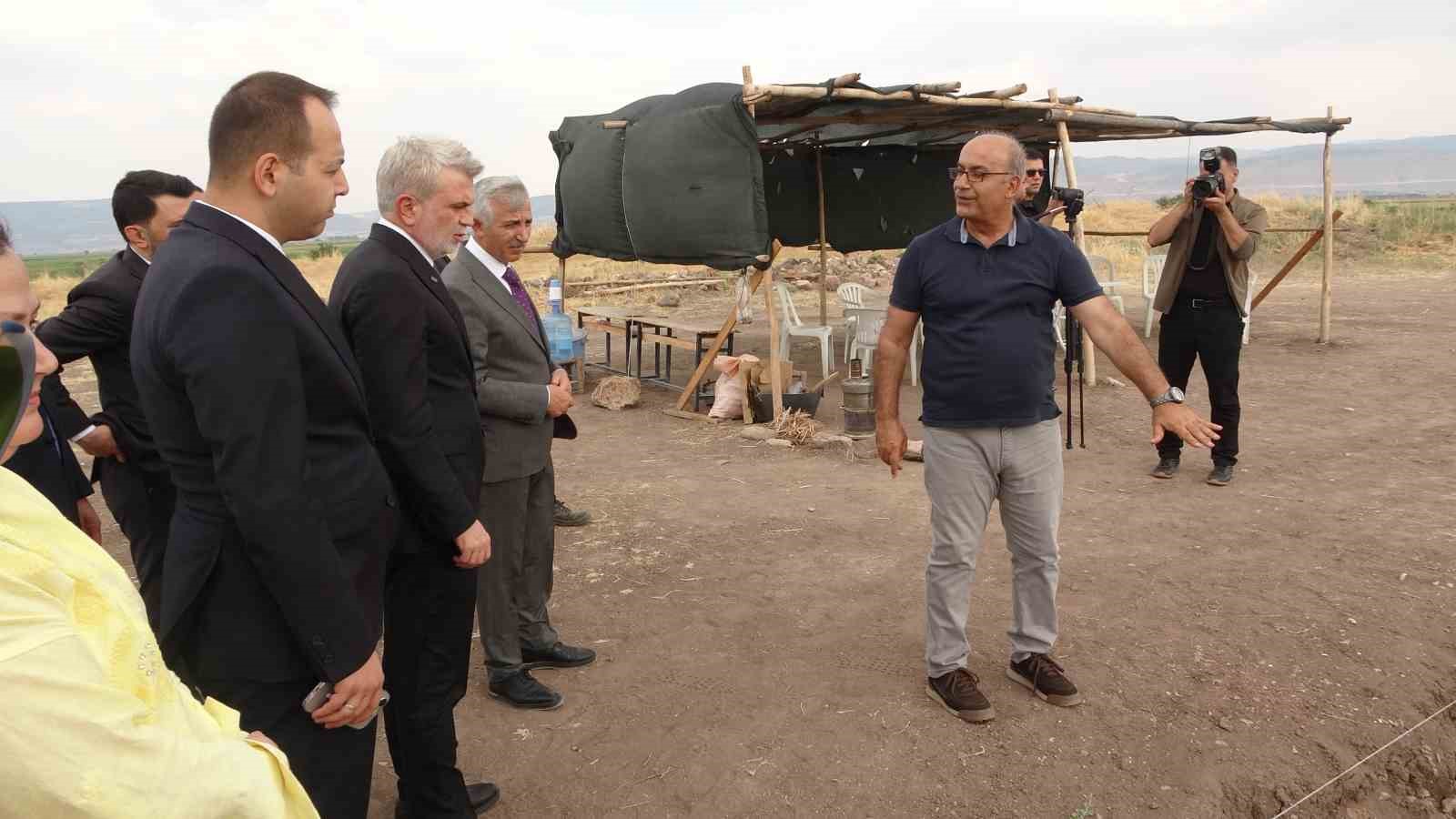 DOMUZTEPE’DE MÖ 9000 YIL ÖNCESİNE IŞIK TUTAN KALINTILAR GÜN YÜZÜNE ÇIKARILIYOR
