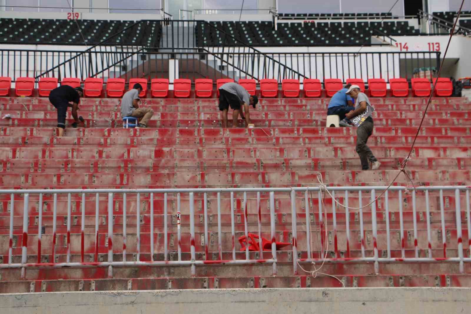 VALİ ZORLUOĞLU, DİYARBAKIR STADYUMU’NDA İNCELEMELERDE BULUNDU
