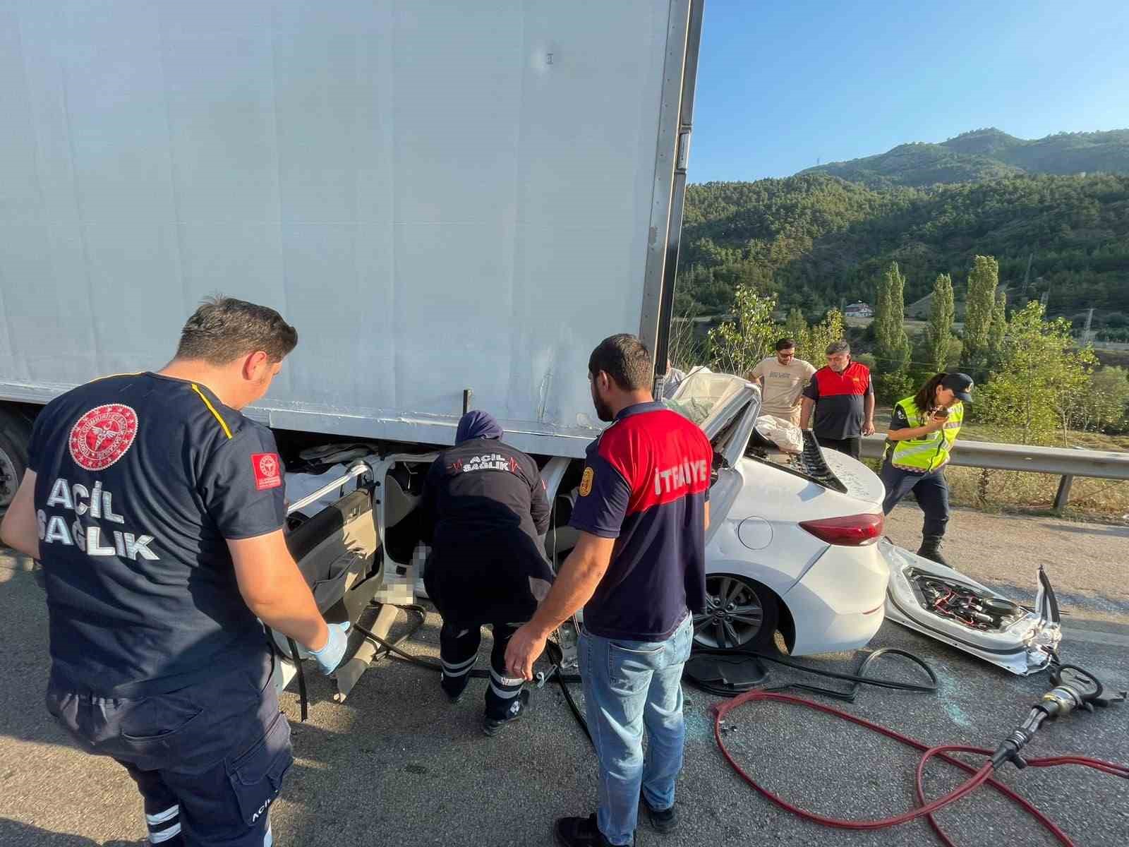 TIRA ARKADAN ÇARPAN OTOMOBİLİN SÜRÜCÜSÜ HAYATINI KAYBETTİ