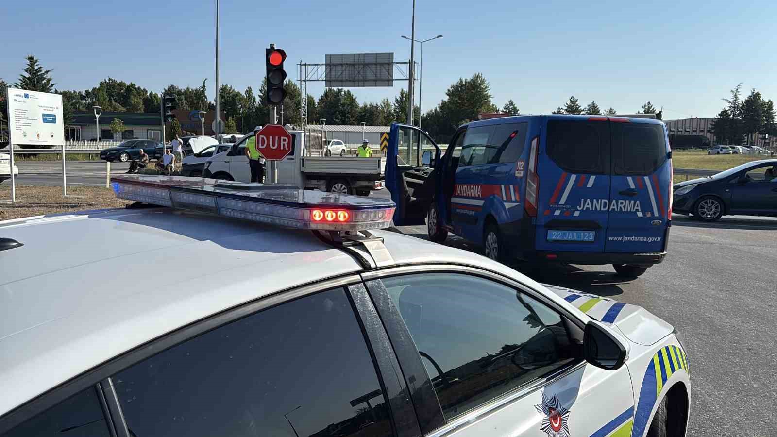 EDİRNE’DE İKİ OTOMOBİL KAVŞAKTA ÇARPIŞTI: 2 YARALI