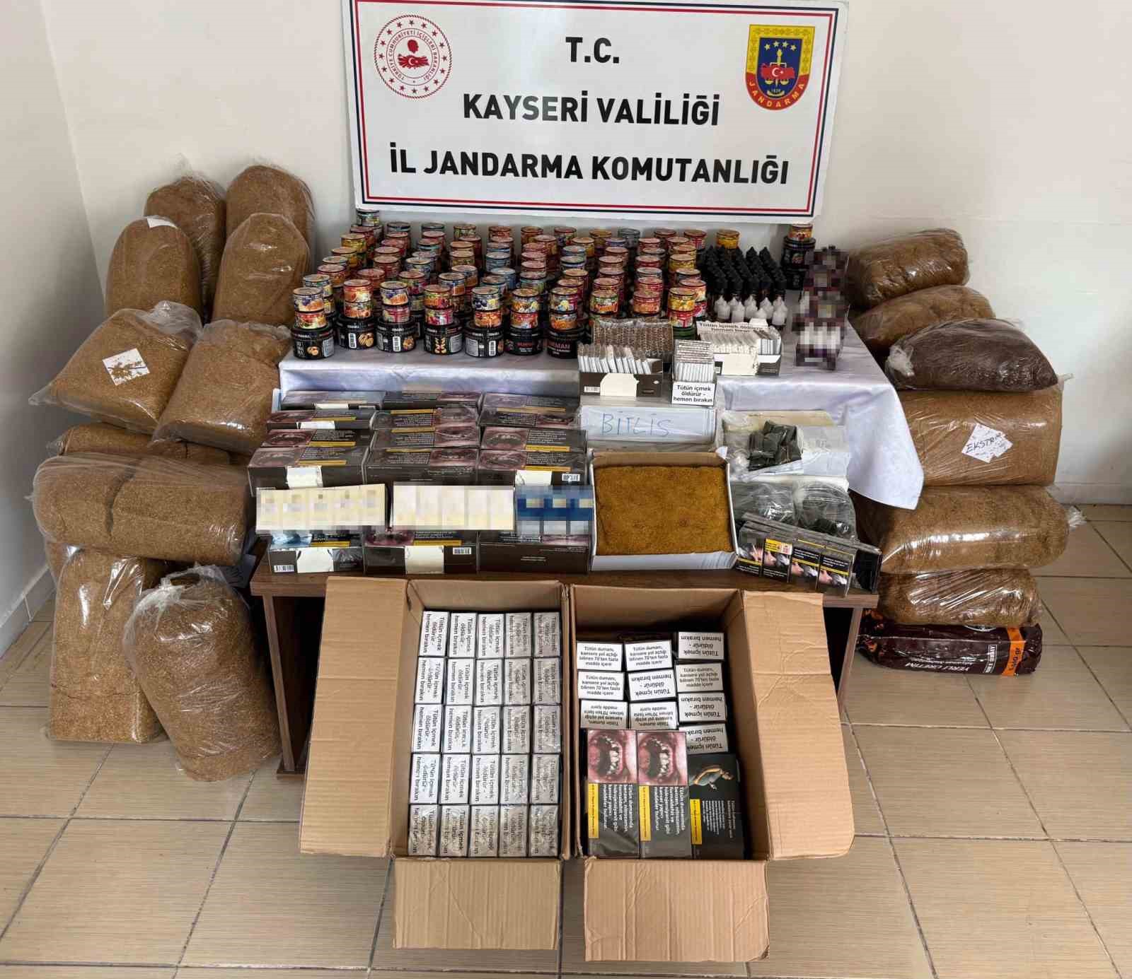 JANDARMADAN KAÇAKÇILARA DARBE: ÇOK MİKTARDA KAÇAK TÜTÜN VE SİGARA ELE GEÇİRİLDİ