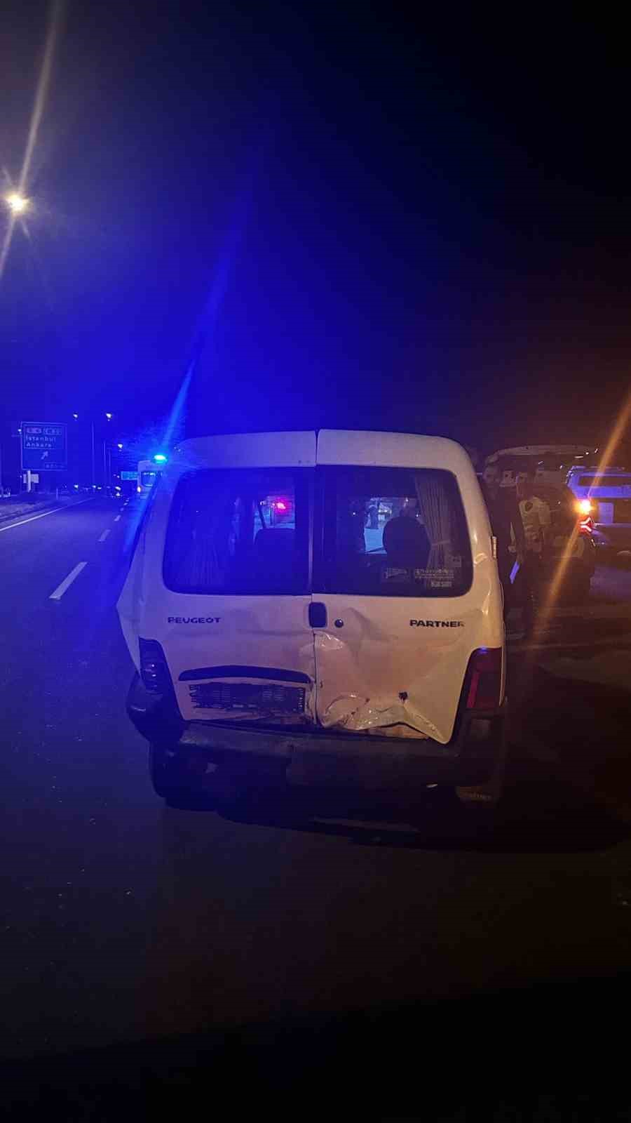 BOLU’DA OTOMOBİL İLE HAFİF TİCARİ ARAÇ ÇARPIŞTI: 2 YARALI