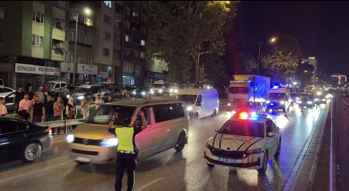 BURSA’DA ALKOLLÜ ŞAHIS METRO DİREĞİNE ÇIKTI: ULAŞIM DURDU, ELEKTRİK KESİLDİ