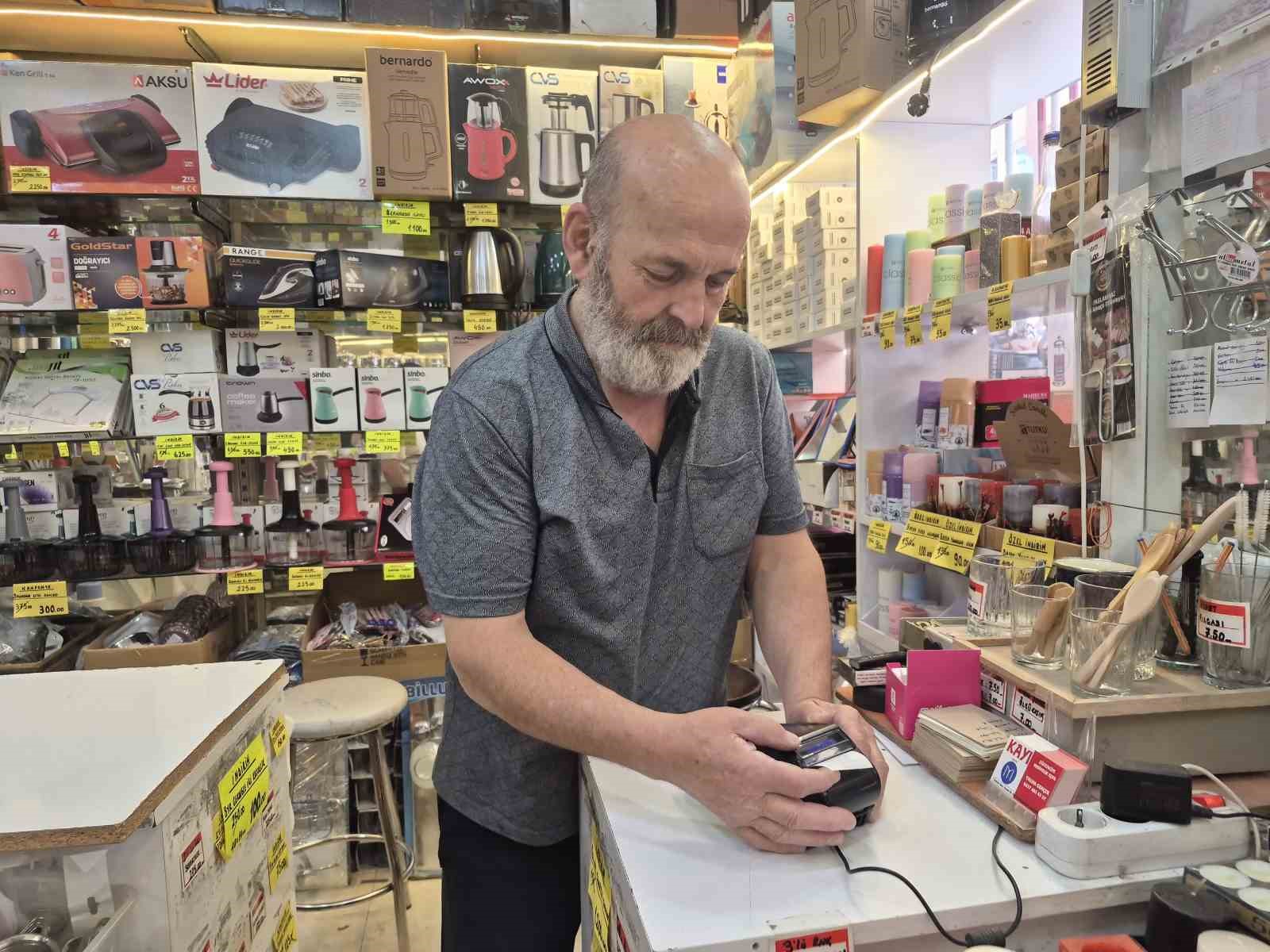 POS MAKİNELERİNDEKİ YÜKSEK KOMİSYON ORANI ESNAFI ZORLUYOR