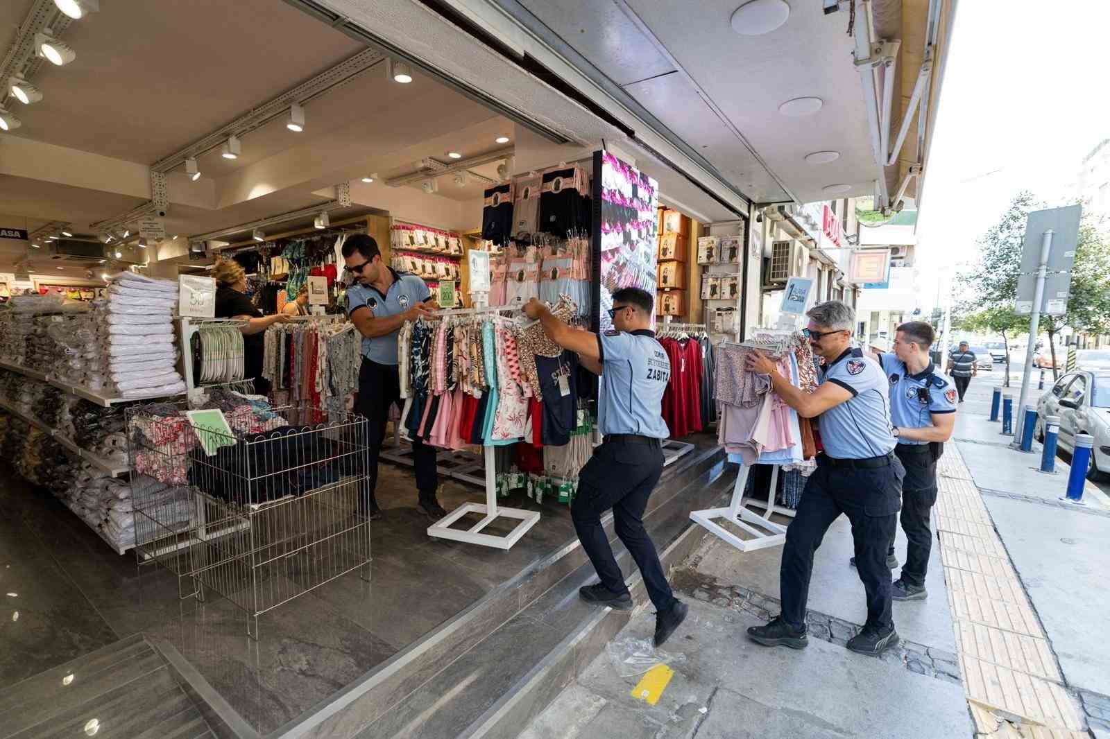 İZMİR’DE ANA ARTERLERDE KALDIRIM İŞGALİNE GEÇİT YOK